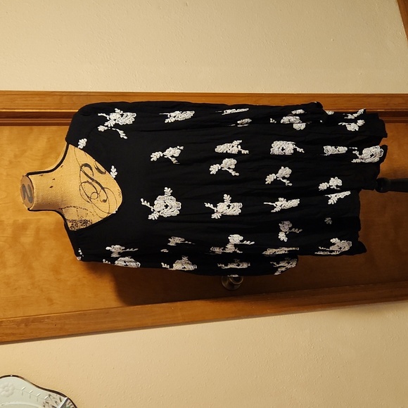 Free People Dresses & Skirts - Free People Austin embroidered long sleeve mini with Pockets